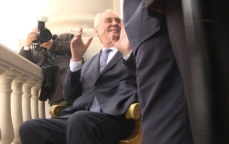 Na střeše portugalského Parlamentu si Zeman zapálil.