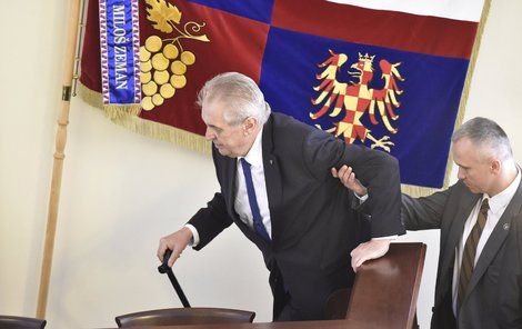 Prezident Miloš Zeman sice potřeboval při výstupu na stupínek oporu, ovšem jazykem vládl břitce jako vždy.