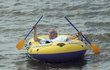 K letnímu oddechu prezidenta na Vysočině tradičně patří žlutý nafukovací člun Challenger.