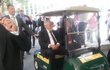 Při státní návštěvě Číny prezidenta loni převáželi na společné focení politiků golfovým vozíkem.