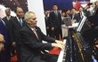 Miloš Zeman (74) zahrál »z fleku« svoji oblíbenou na klavír.