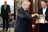 Pohublý, unavený a o hůlce: Zeman pokřtil knihu pivem! Není to plýtvání?