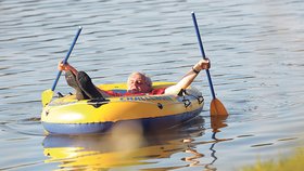 Plavba v roce 2011: Miloš Zeman si svého člunu umí užívat. Neopomněl ho také připočíst ke svému majetku.