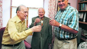 Úterý 10:45, Praha 4: I když už Zeman přesedlal na slivovici. Včera nepohrdl ani becherovkou a s chutí si s kolegy Grégrem a Šloufem připil