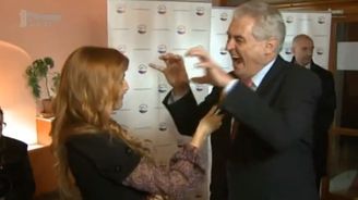 Miloš Zeman se rozjel a vyděsil reportérku imitací aligátora 