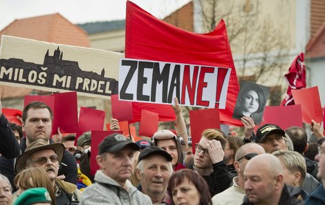 Nápisy na transparentech hovořily jasně...