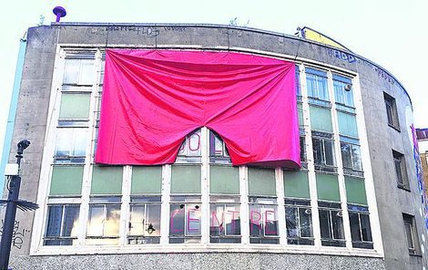 Londýnská galerie odsuzuje Zemanův populismus a východní orientaci.