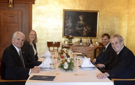 Prezident Miloš Zeman (74) včera poobědval s velvyslancem USA v Praze Stephenem Kingem (77).