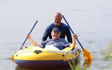 Miloš Zeman na nafukovacím člunu hladinu novoveselského rybníka letos možná vynechá.