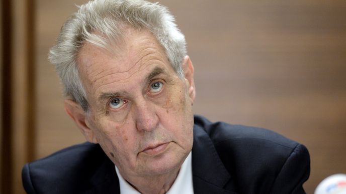 Prezident Miloš Zeman zatím na zákon o svých zásluhách čeká