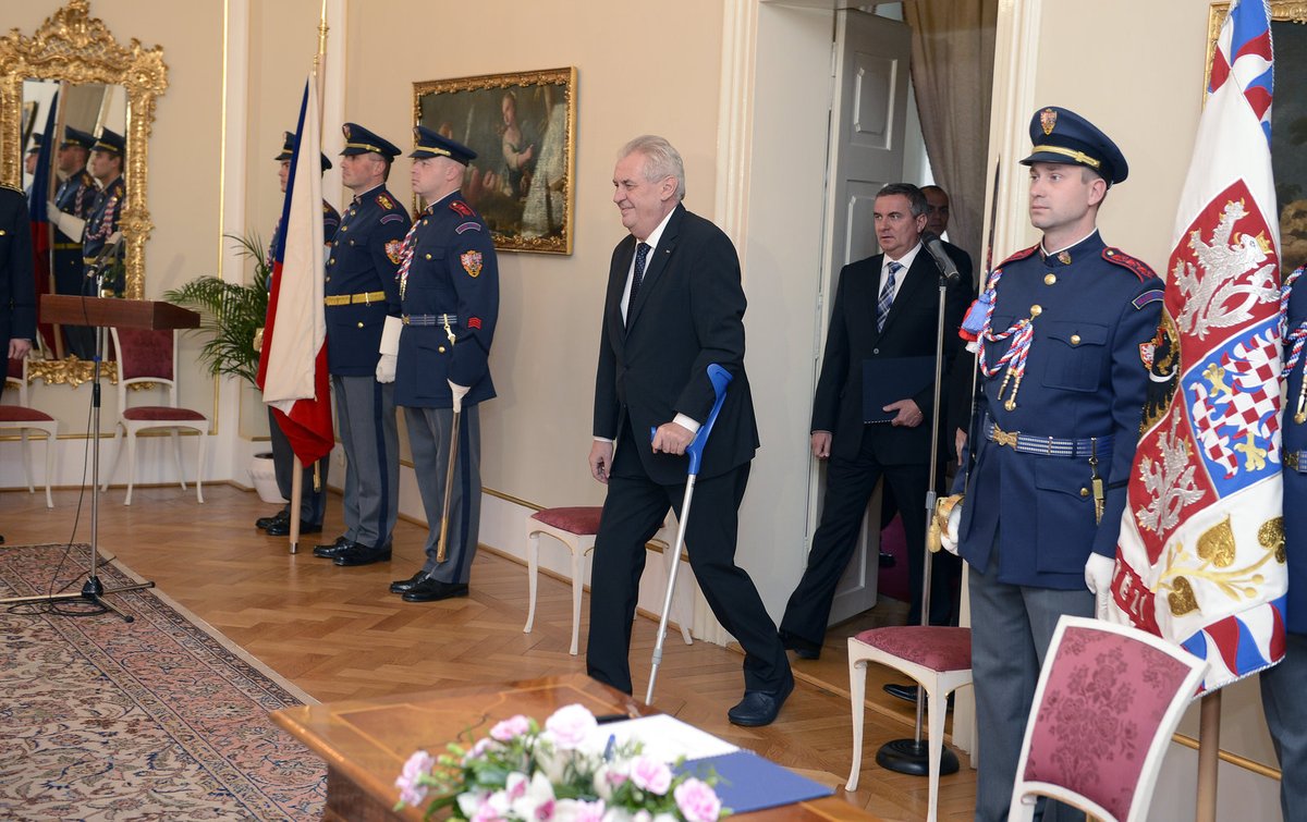 Miloš Zeman si myslí, že bez vozíčku vypadá důstojněji.