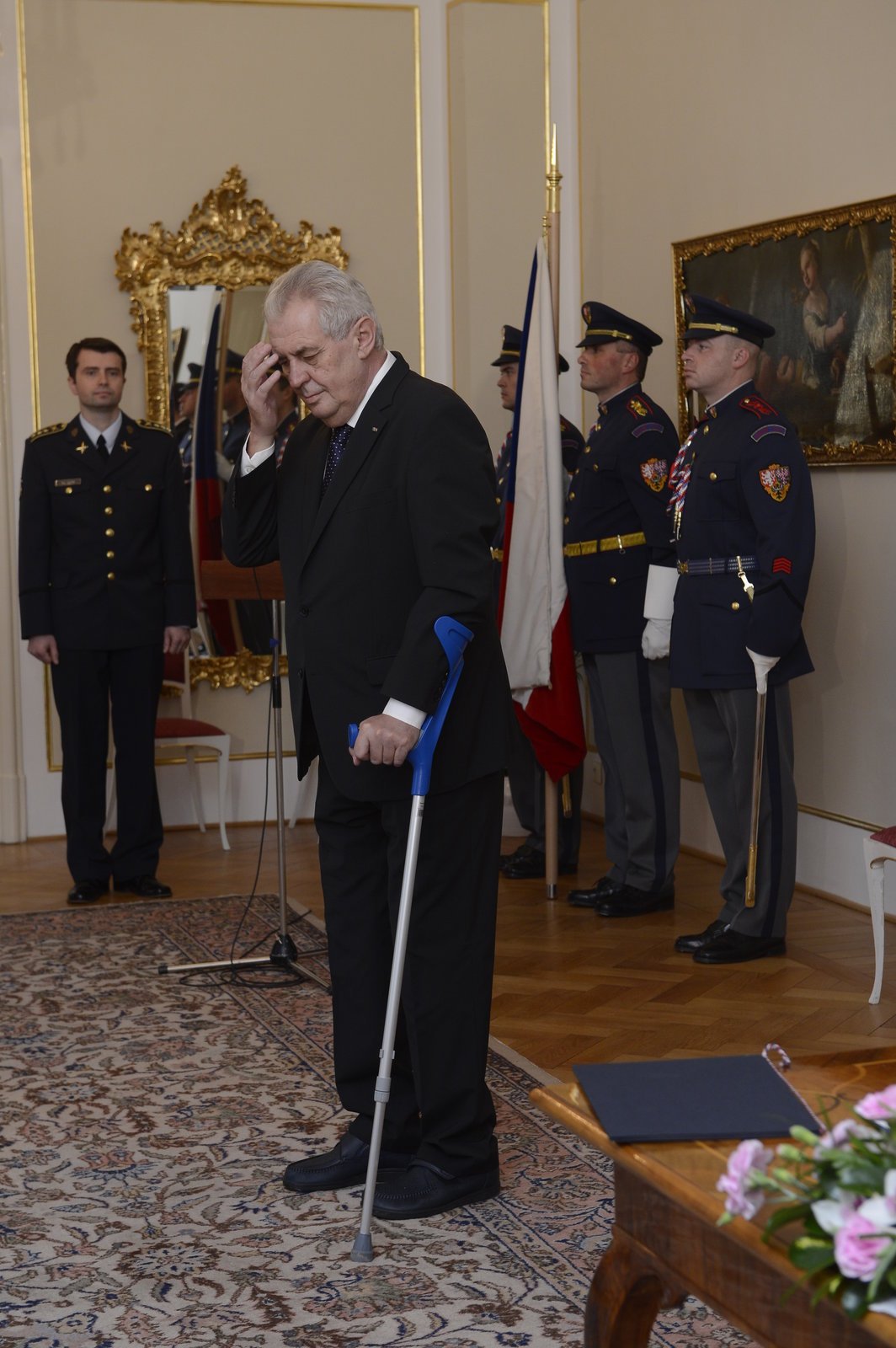 Miloš Zeman si myslí, že bez vozíčku vypadá důstojněji.