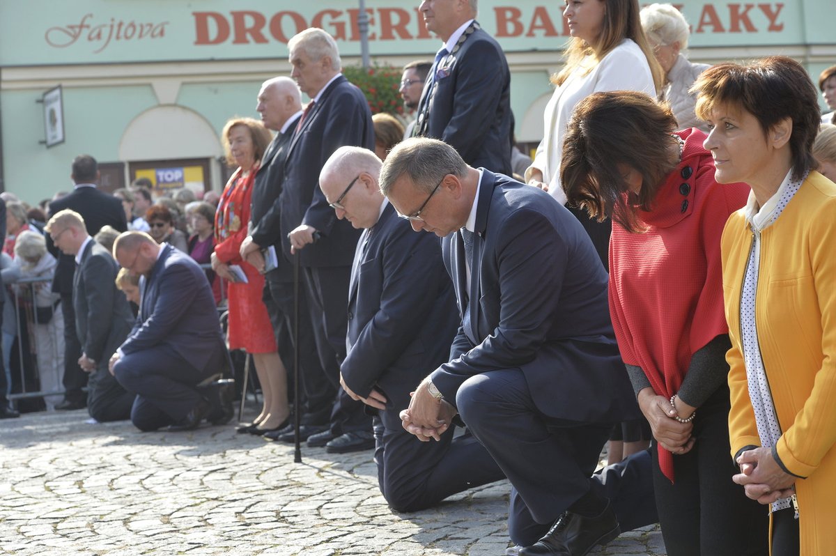 V průběhu mše poklekli ministr kultury Daniel Herman či šéf »topky« Kalousek.