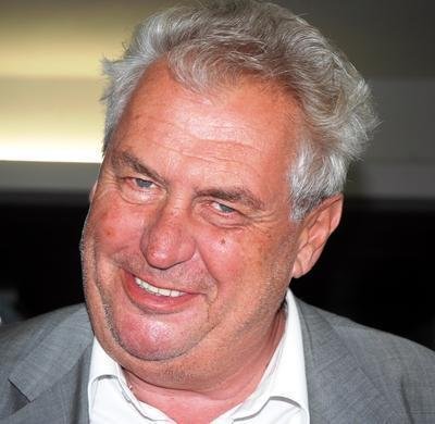 Expremiér Miloš Zeman (64) dnes hodinu po poledni opustil v doprovodu Dalibora Štambery nemocnici ve Znojmě, kde se v sobotu ráno podrobil po ledvinové kolice operaci, při níž mu lékaři vytáhli z močovodu kámen