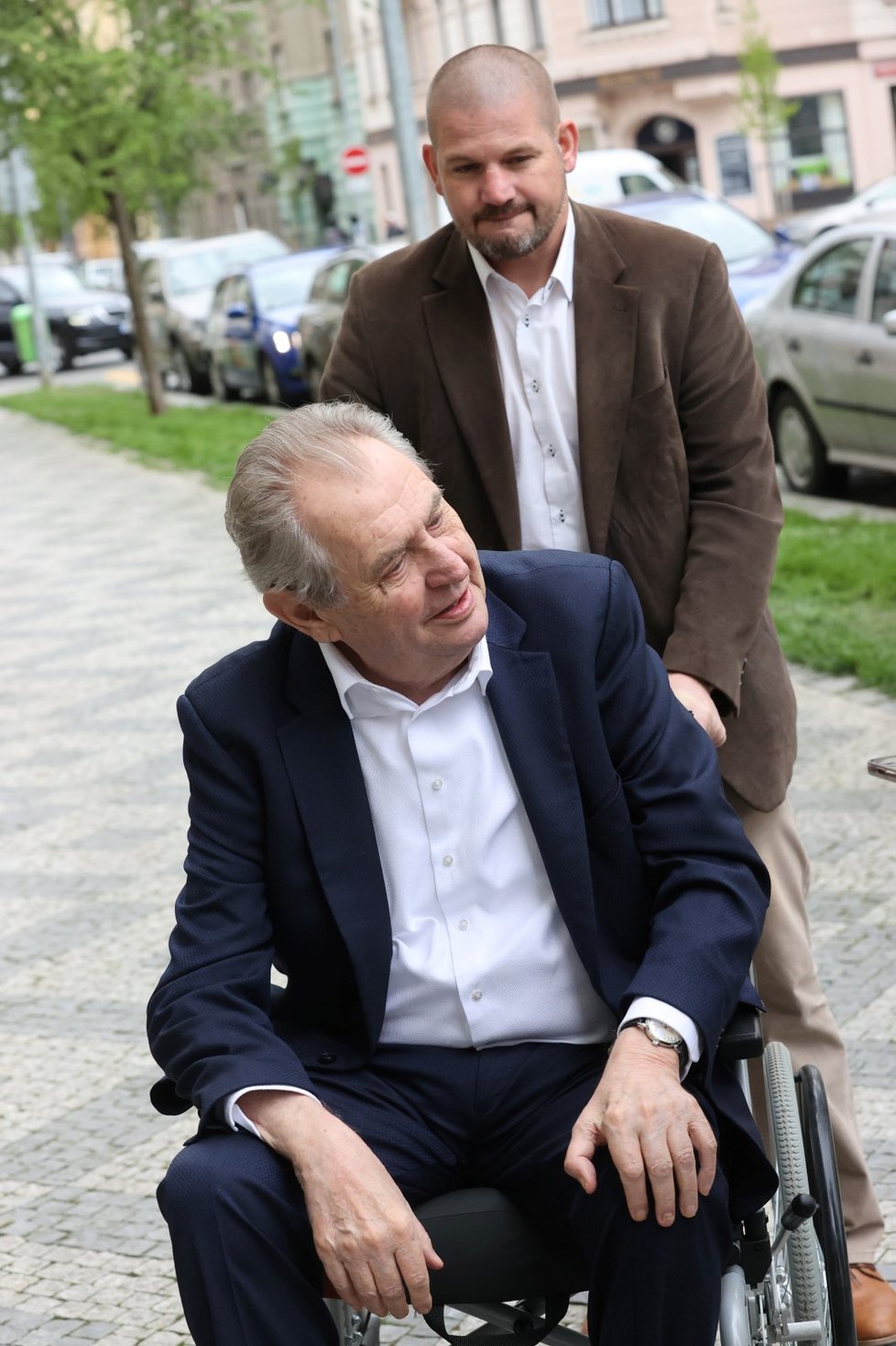 Exprezident Miloš Zeman před svou kanceláří (26. 4. 2023)