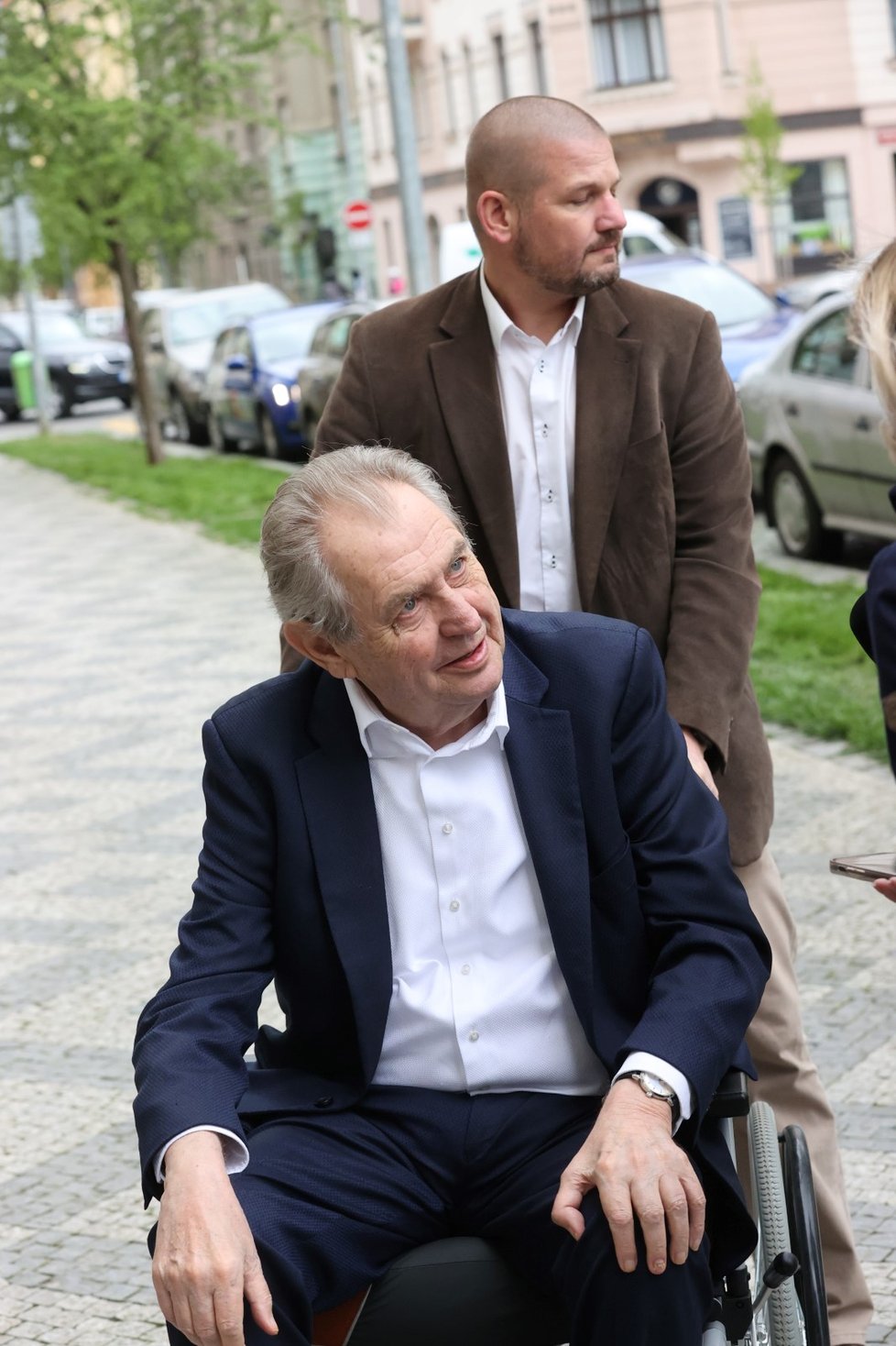 Exprezident Miloš Zeman před svou kanceláří (26.4.2023)