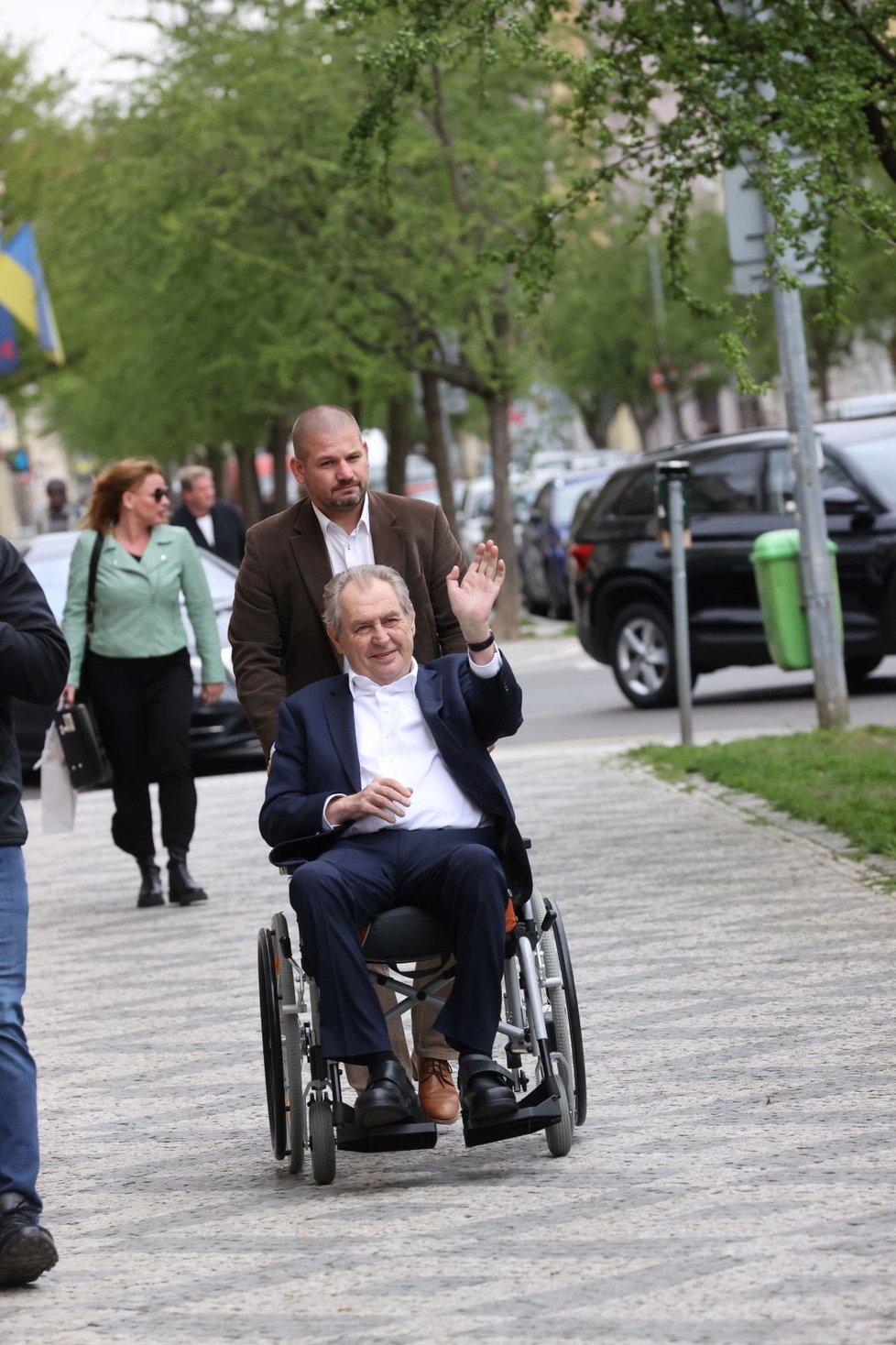 Exprezident Miloš Zeman před svou kanceláří (26.4.2023)