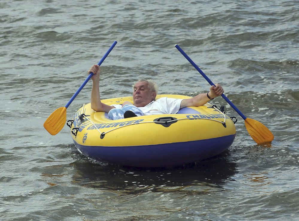  K letnímu oddechu prezidenta na Vysočině tradičně patří žlutý nafukovací člun Challenger.