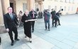 Ještě před inaugurací Ivana Zemanová (52) s dcerou Kateřinou (24) návštěvníkům na Hradčanském náměstí nabízely koláčky.