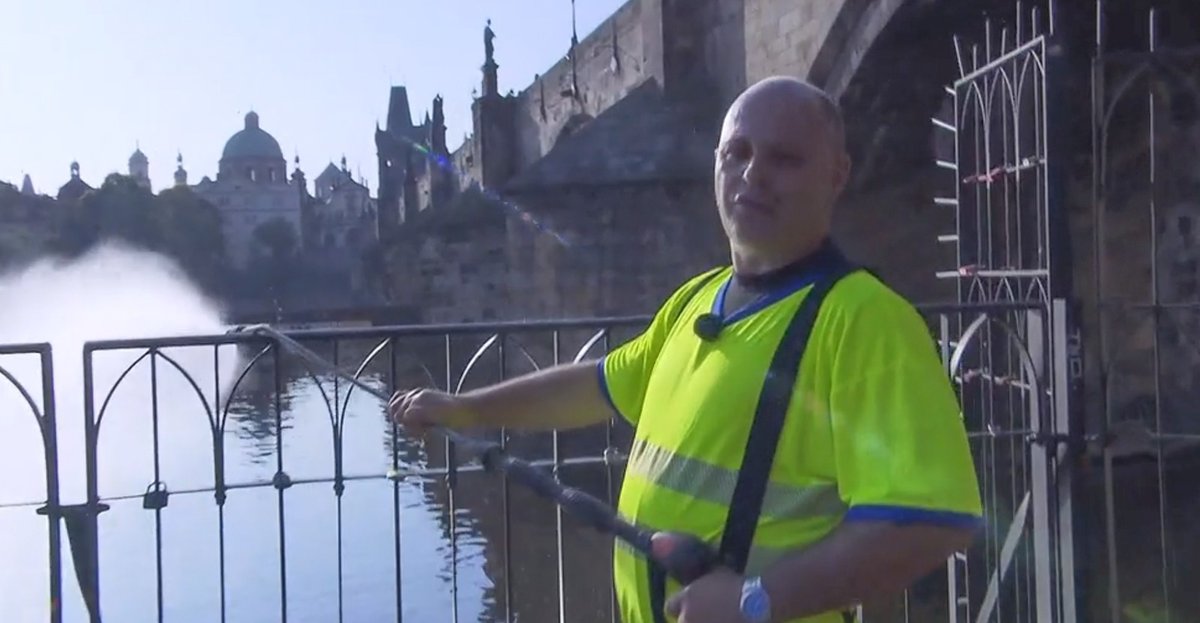 Miloslav Černý, muž, který odstranil graffiti z Karlova mostu