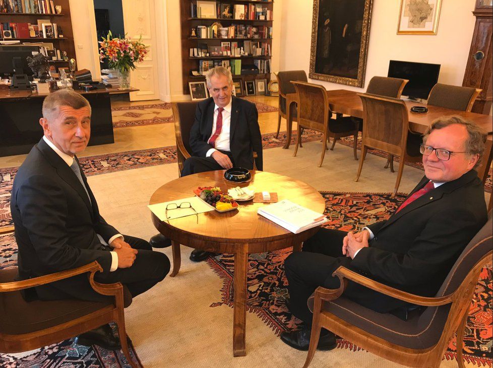 Jednání premiéra Andreje Babiše (ANO) a šéfa Nejvyššího kontrolního úřadu Miloslava Kaly u prezidenta Miloše Zemana