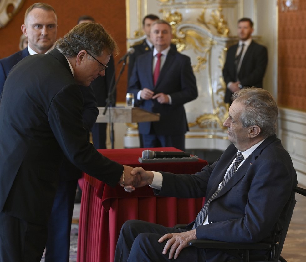 Zeman jmenoval 6. dubna 2022 v Praze prezidenta Nejvyššího kontrolního úřadu Miloslava Kalu