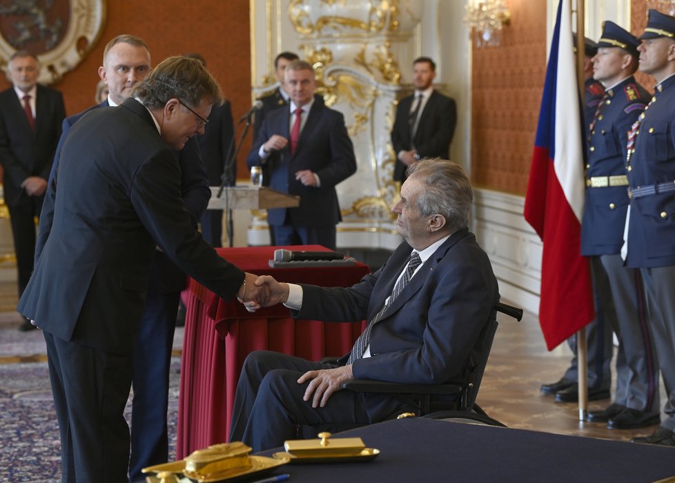 Zeman jmenoval 6. dubna 2022 v Praze prezidenta Nejvyššího kontrolního úřadu Miloslava Kalu