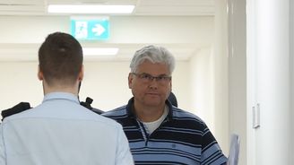 Ludvík z korupční kauzy Motol opouští vazbu, soud mu nařídil dohled a zákaz vycestování Ludvík z korupční kauzy Motol opouští vazbu, soud mu nařídil dohled a zákaz vycestování