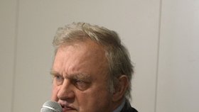 Miloslav Ransdorf (KSČM) na své tiskové konferenci ke švýcarské kauze
