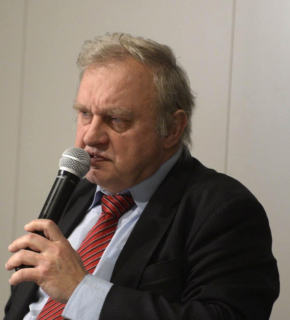 Miloslav Ransdorf (KSČM) na své tiskové konferenci ke švýcarské kauze