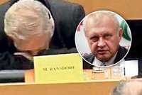 Ransdorf uspěl i díky spaní, v europarlamentu je však spáčů více, práskl komunista
