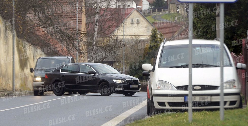 Miloslav Ransdorf (KSČM) za volantem svého superbu v Petrovicích před domem rodičů