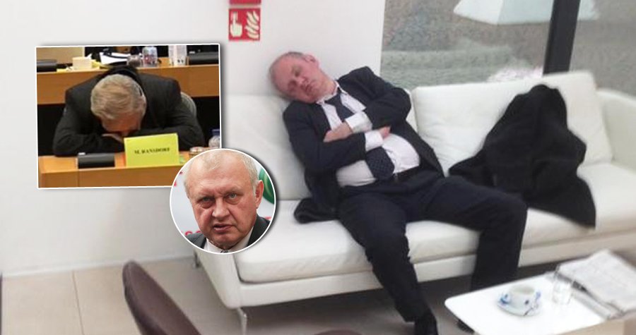 Miloslav Ransdorf je zkrátka spáč! Usnul na lavici v europarlamentu, na tomto bílém gauči to však měl o něco pohodlnější.