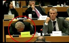 VIDEO Trapas! Ransdorf usnul v Evropském parlamentu. Schwarzenberg má zřejmě konkurenci…
