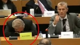 Sladce chrupajícího v europoslanecké lavici ho zachytily kamery v prosinci 2011.