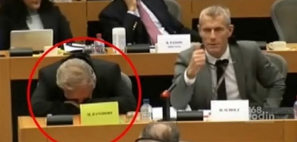 Sladce chrupajícího v europoslanecké lavici ho zachytily kamery v prosinci 2011.