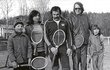 S přáteli a malou Magdalenou (vpravo) na tenise v roce 1970