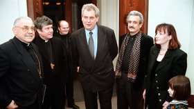 Slavnostní večeře 1999, zleva: Miloslav Vlk, Václav Malý, Daniel Herman, Miloš Zeman (tehdejší premiér), Pavel Dostál a Ivana Zemanová.