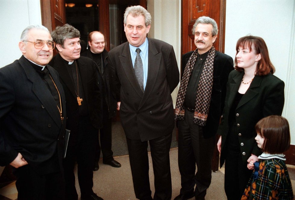 Slavnostní večeře 1999, zleva: Miloslav Vlk, Václav Malý, Daniel Herman, Miloš Zeman (tehdejší premiér), Pavel Dostál a Ivana Zemanová