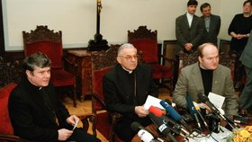 Miloslav Vlk s Danielem Hermanem v roce 1999. Vlk byl pražským arcibiskupem, Herman mluvčím České biskupské konference.