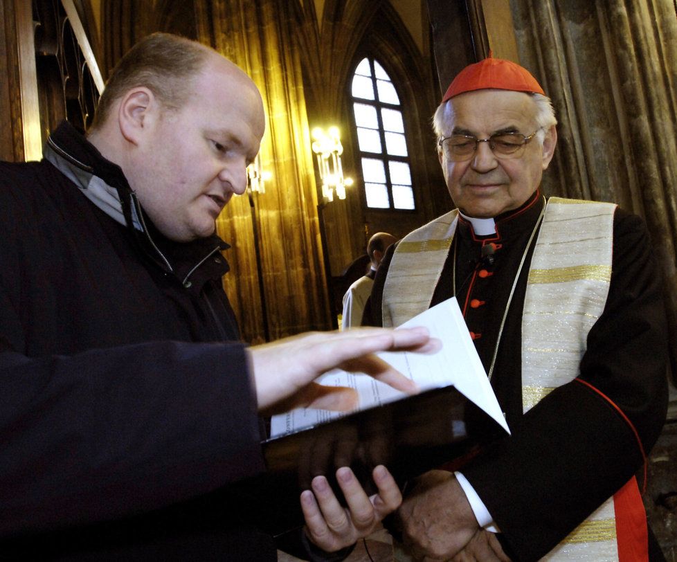 Kardinál Miloslav Vlk v roce 2005, kdy byl pražským arcibiskupem. Po jeho boku Daniel Herman, který v té době dělal mluvčího České biskupské konferenci.