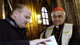 Kardinál Miloslav Vlk v roce 2005, kdy byl pražským arcibiskupem. Po jeho boku Daniel Herman, který v té době dělal mluvčího České biskupské konference.
