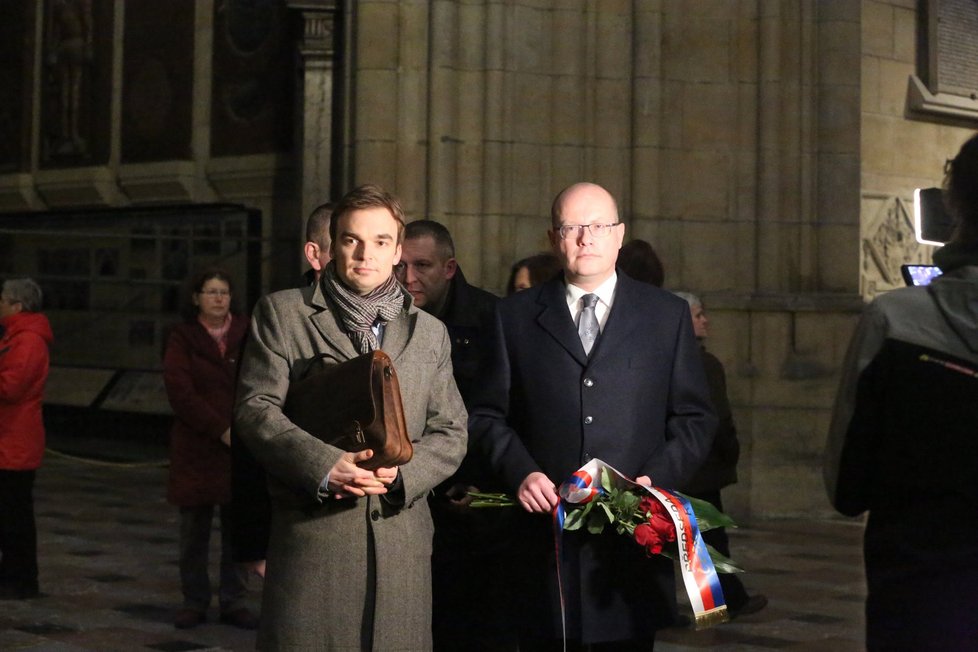 Rozloučení s Miloslavem Vlkem: Ke kardinálově rakvi přišel i premiér Sobotka.