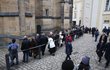 V chrámu sv. Víta vystavili 23. března 2017 rakev s tělem zesnulého kardinála Miloslava Vlka. Rozloučit se s ním přišlo mnoho lidí.