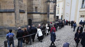 V chrámu sv. Víta vystavili 23. března 2017 rakev s tělem zesnulého kardinála Miloslava Vlka. Rozloučit se s ním přišlo mnoho lidí.