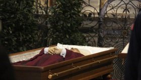 V chrámu sv. Víta vystavili 23. března 2017 rakev s tělem zesnulého kardinála Miloslava Vlka. Rozloučit se s ním přišlo mnoho lidí.