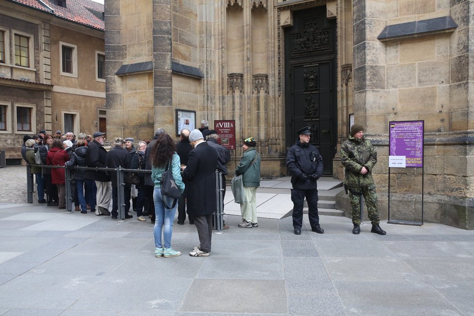 V Chrámu sv. Víta vystavili 23. března 2017 rakev s tělem zesnulého kardinála Miloslava Vlka. Rozloučit se s ním přišlo mnoho lidí.