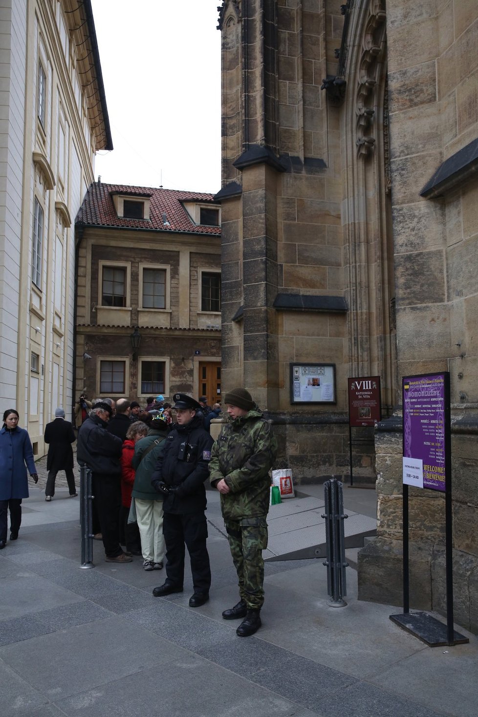 V chrámu sv. Víta vystavili 23. března 2017 rakev s tělem zesnulého kardinála Miloslava Vlka. Rozloučit se s ním přišlo mnoho lidí.