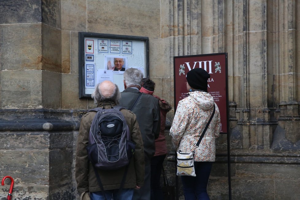 V Chrámu sv. Víta vystavili 23. března 2017 rakev s tělem zesnulého kardinála Miloslava Vlka. Rozloučit se s ním přišlo mnoho lidí.