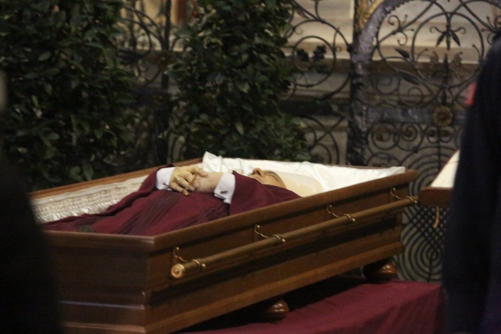 V Chrámu sv. Víta vystavili 23. března 2017 rakev s tělem zesnulého kardinála Miloslava Vlka. Rozloučit se s ním přišlo mnoho lidí.